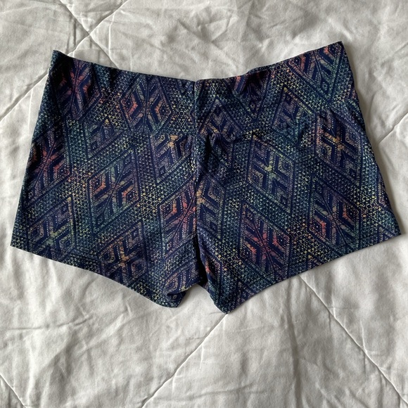 Multicolor Patterned Stretch Shorts - Picture 2 of 4